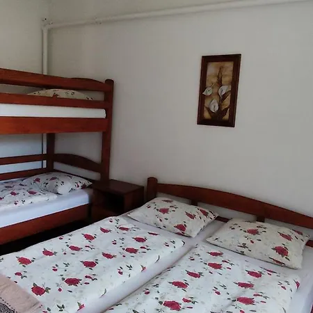 áron Apartman *